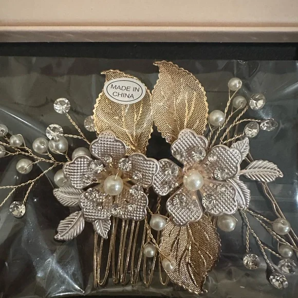 Gold Vintage-Inspired Hair Accessory with Intricate Styling - Picture 2 of 3